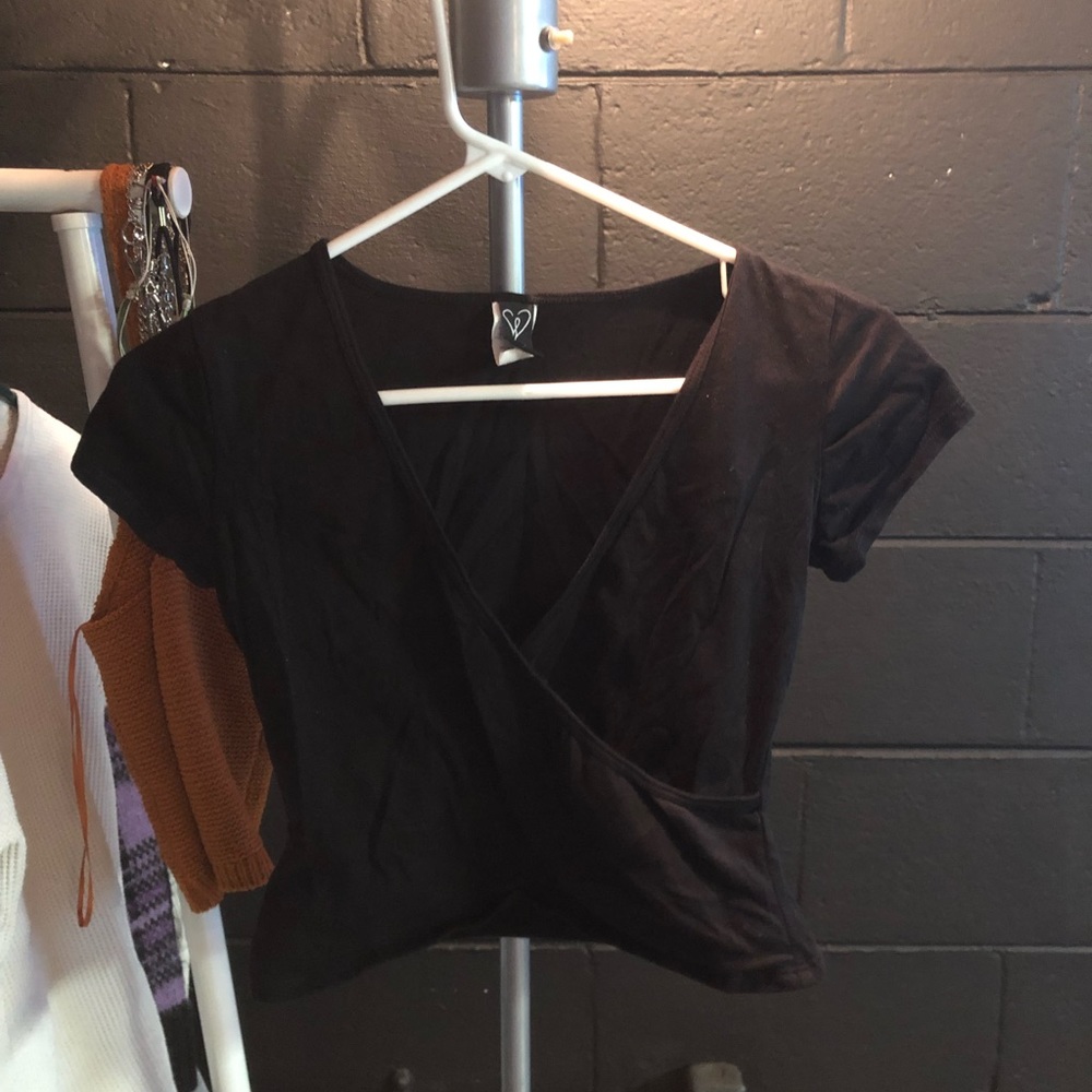 SUPER CUTE BLACK WRAP CROPTOP
